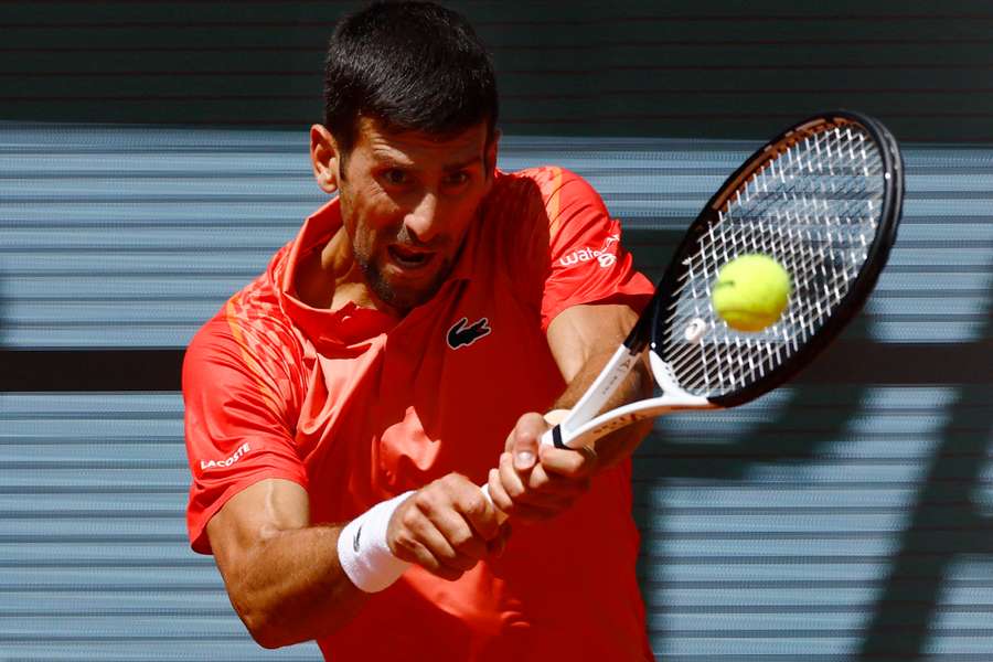 Novak Djokovic em ação durante sua partida de primeira rodada em Roland Garros