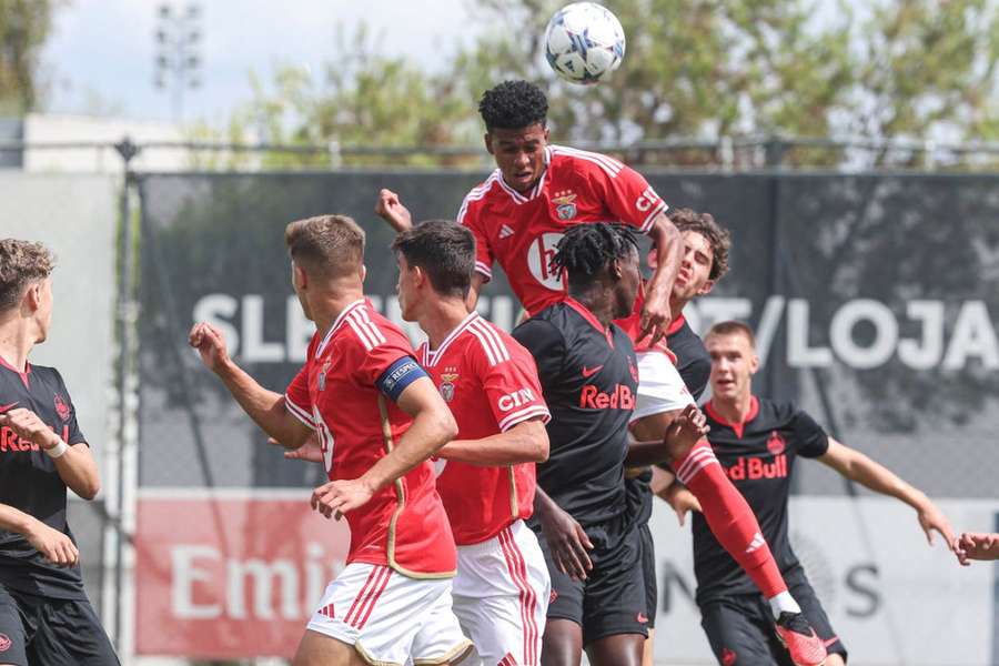 Benfica esteve na frente mas permitiu empate no Seixal