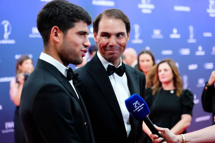 Alcaraz (vlevo) může na French Open vyrovnat legendárního krajana Nadala.