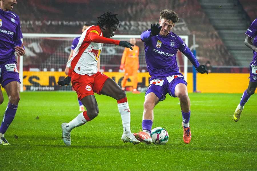 Philipp Maybach (r.) im Zweikampf mit Mamady Diambou (l.).