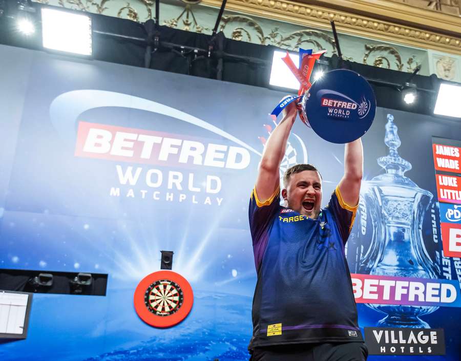 Luke Littler mit seiner Trophäe des World Matchplays 2025. Luke Littler mit seiner Trophäe des World Matchplays 2025.