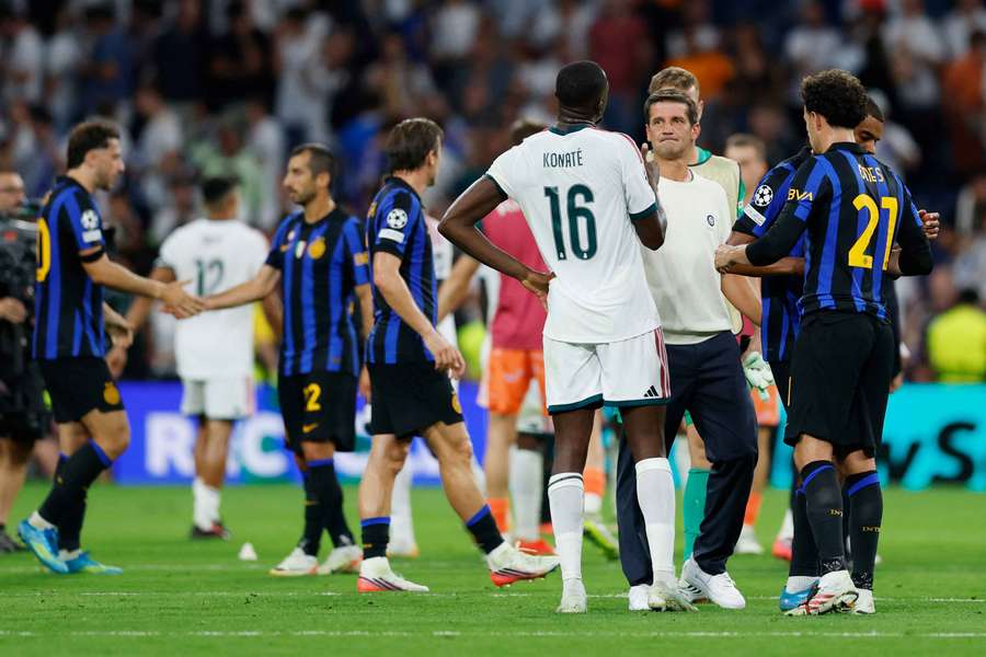 Chivu saluta Konaté a fine gara Chivu saluta Konaté a fine gara