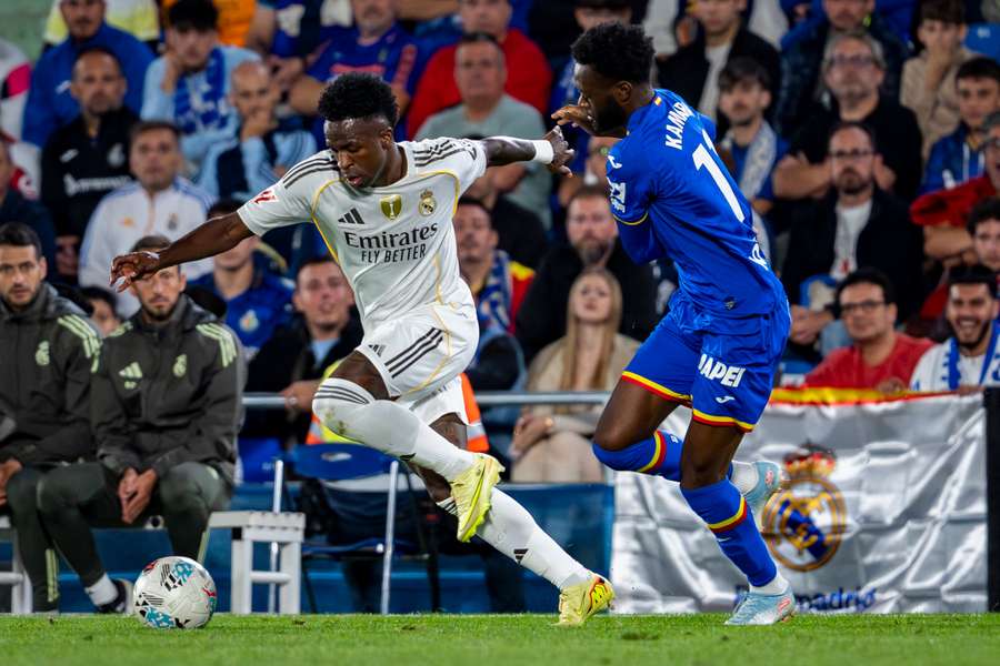 Vinícius Júnior (Real Madrid) au duel avec Abu Kamara (Getafe) lors du match de Liga entre Getafe et le Real Madrid, au Coliseum Alfonso Pérez, le 19 octobre 2025.