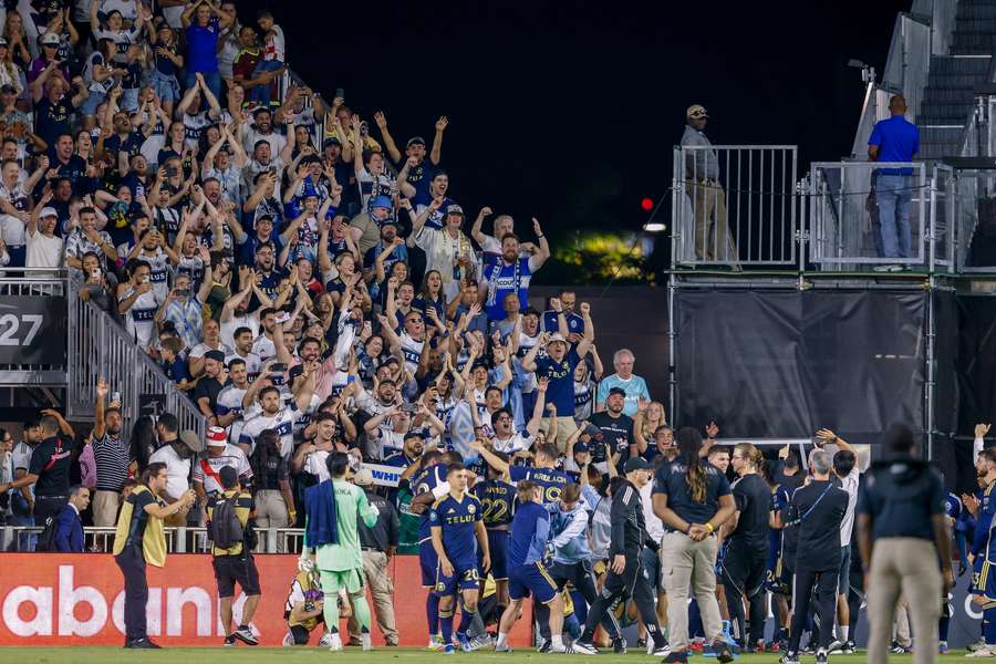 Jugadores y aficionados del Vancouver Whitecaps celebran.
