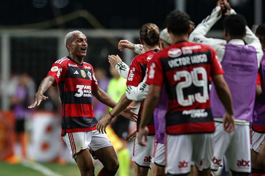 Wesley celebra o gol da vitória do Flamengo com os companheiros