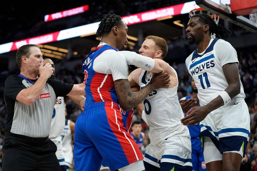 Gran trifulca entre jugadores de Minnesota y Detroit.