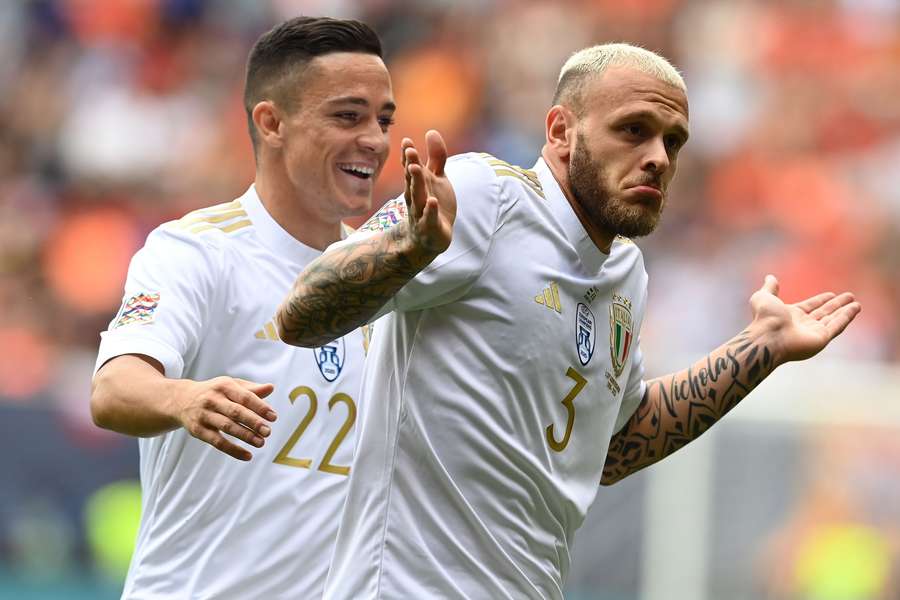 Dimarco (à direita) fez o golo inaugural e foi uma dor de cabeça durante todo o jogo
