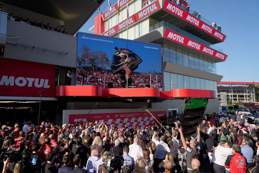 Celebración multitudinaria en el podio del campeonato de Jorge Martín