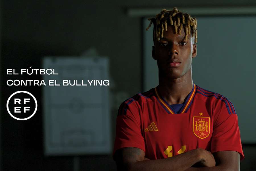 La selección española de fútbol muestra su repulsa contra el acoso escolar
