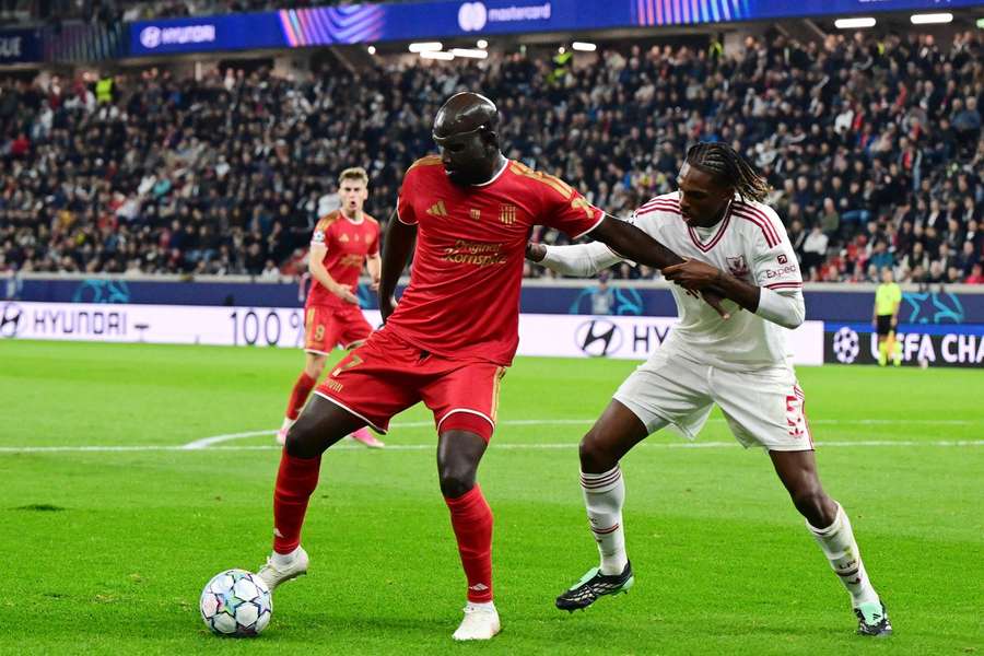 Samuel Adeniran im Zweikampf mit Liverpools Jeremy Jacquet. Samuel Adeniran im Zweikampf mit Liverpools Jeremy Jacquet.