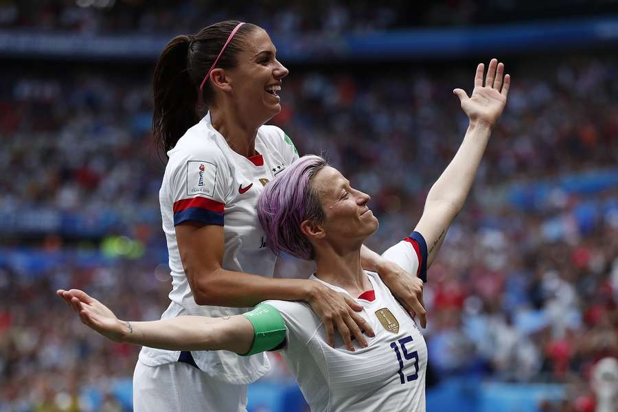 Alex Morgan en Megan Rapinoe in actie op het vorige WK in 2019 in Frankrijk