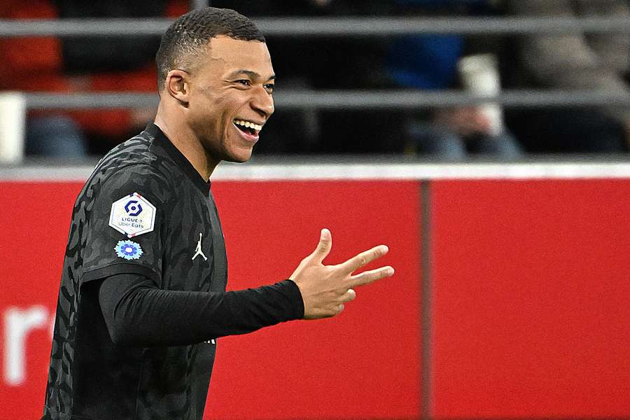 A clinical Kylian Mbappe scored a hat-trick as Paris Saint-Germain won 3-0 away to high-flying Reims 