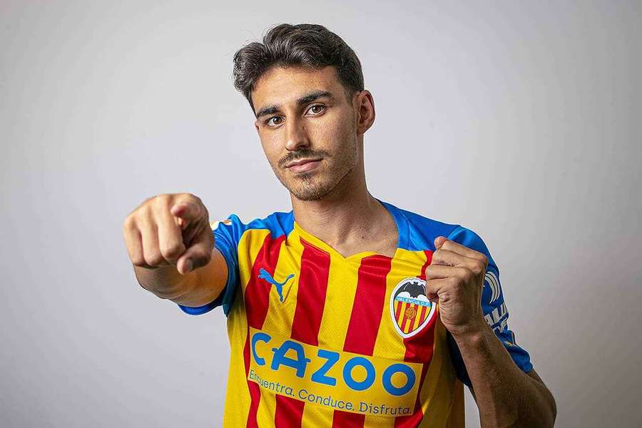 André Almeida com a camisola do Valência André Almeida com a camisola do Valência