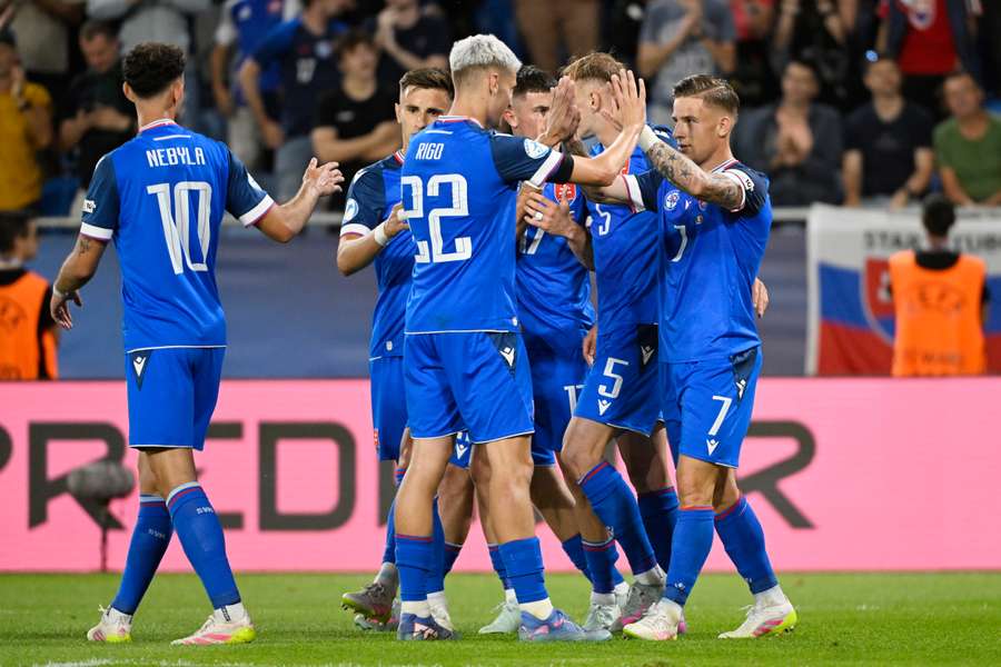 Slovensko oslavuje gól proti Rumunsku.