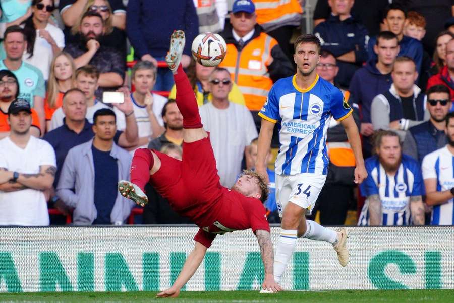 Harvey Elliot met een omhaal onder toeziend oog van Joël Veltman tijdens de spectaculaire wedstrijd op Anfield eerder dit seizoen