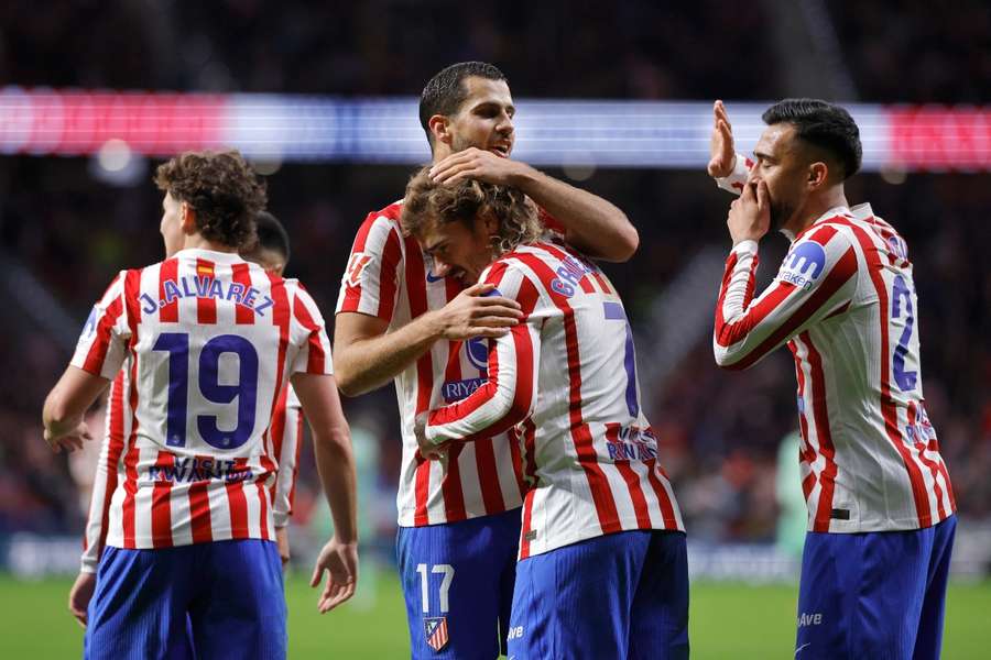Hancko felicita a Griezmann tras un gol del francés con el Atleti
