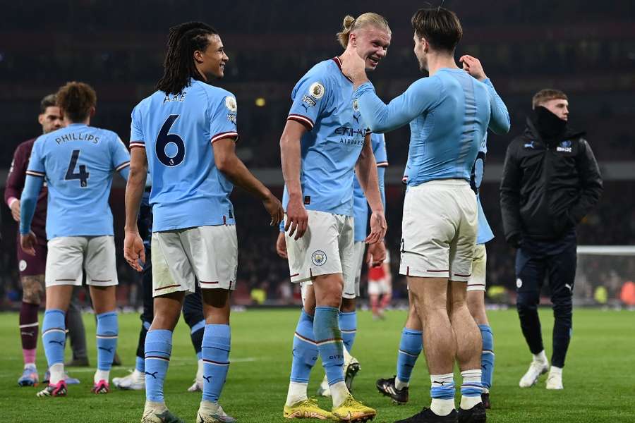 Grealish celebra con Haaland y Aké el segundo gol del City ante el Arsenal