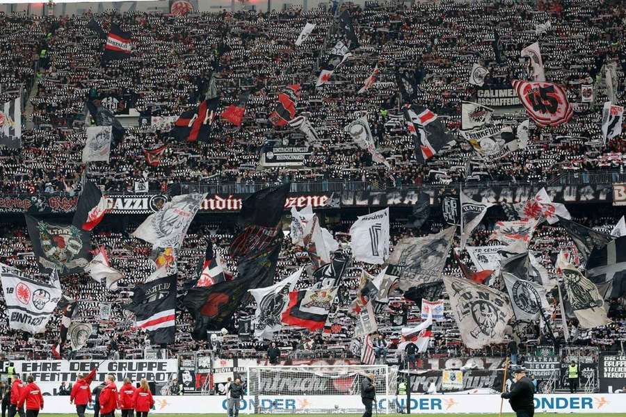 Ein Frankfurt-Fan verstarb während des Spiels gegen Köln.
