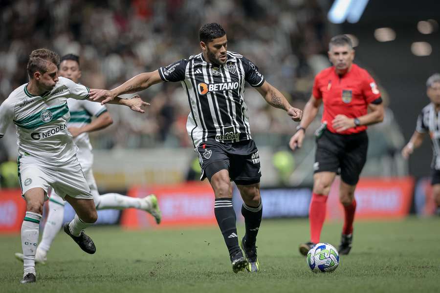 Hulk é marcado pelo veterano Henrique, seu ex-companheiro de Seleção