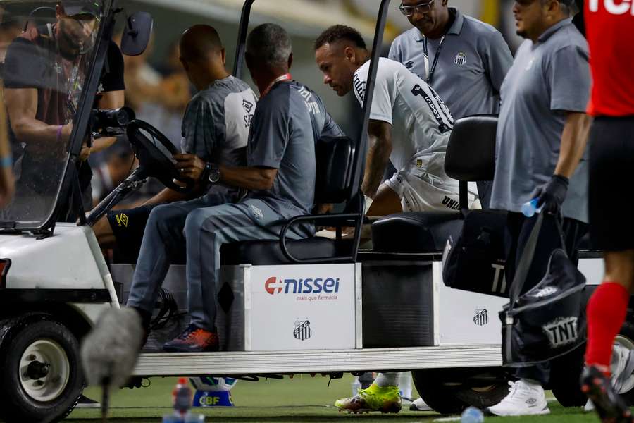 Neymar sentiu nova lesão muscular Neymar sentiu nova lesão muscular