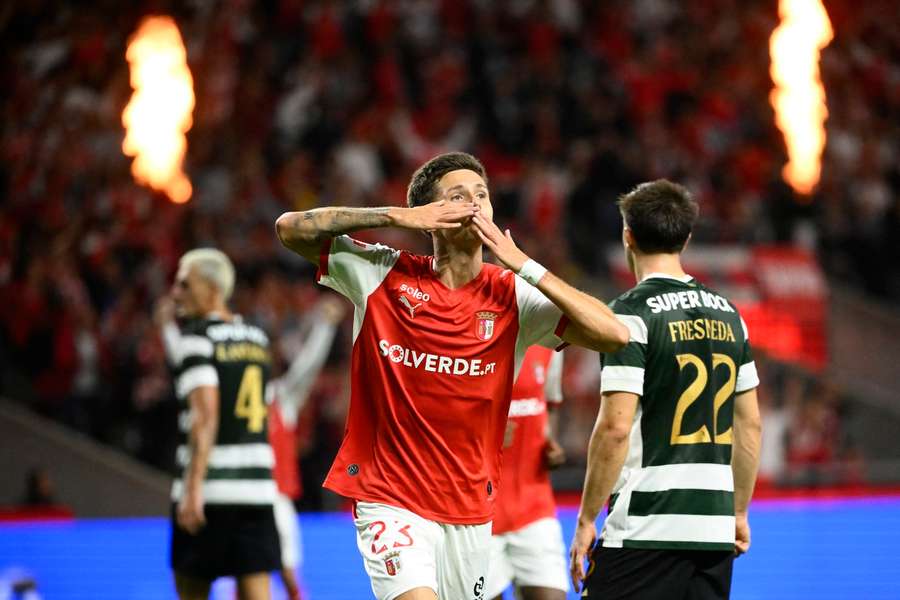 Os festejos de Huseinbasic após o remate que Rui Silva desviou para a própria baliza no SC Braga-Sporting Os festejos de Huseinbasic após o remate que Rui Silva desviou para a própria baliza no SC Braga-Sporting
