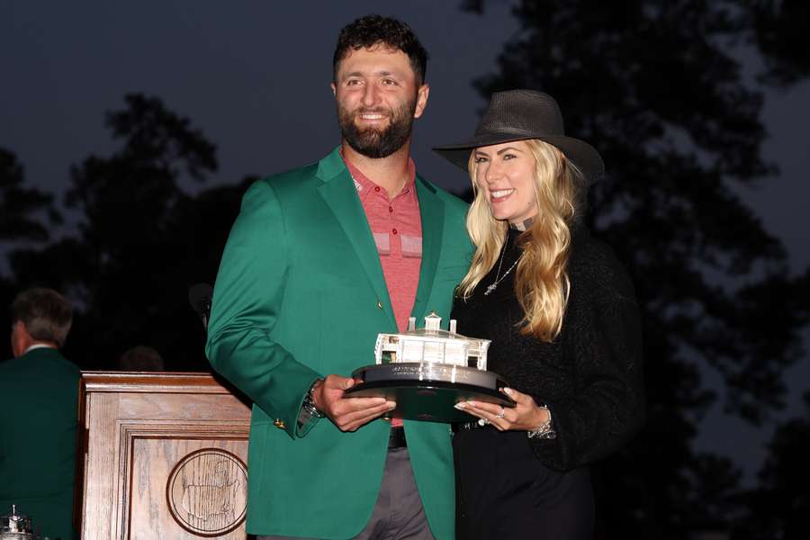 Jon Rahm recebe o troféu e a jaqueta verde do Masters