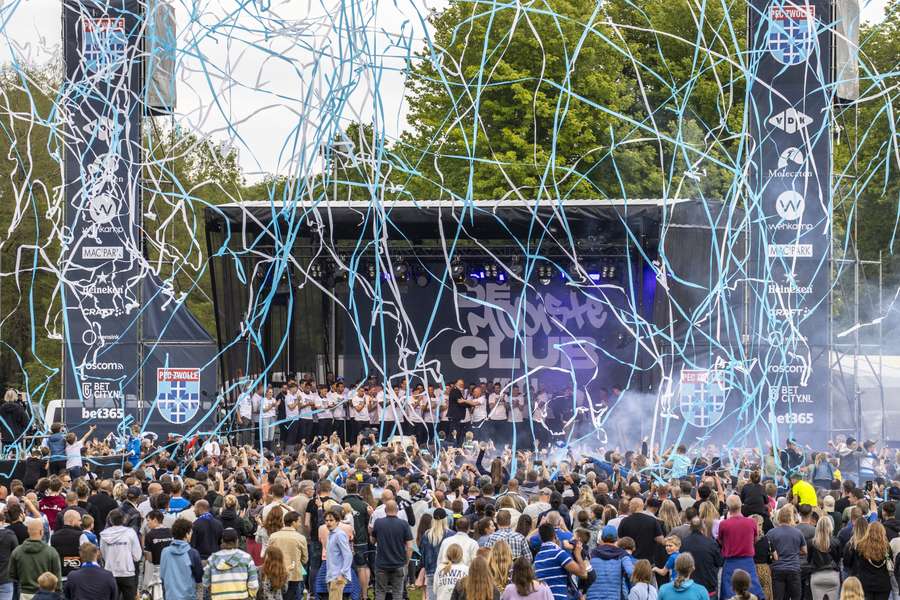 Aanvoerder Bram van Polen ontbrak bij de festiviteiten wegens een zware hersenschudding