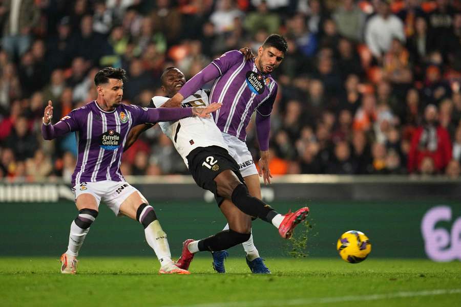 Luis Pérez disputa un encuentro con el Valladolid