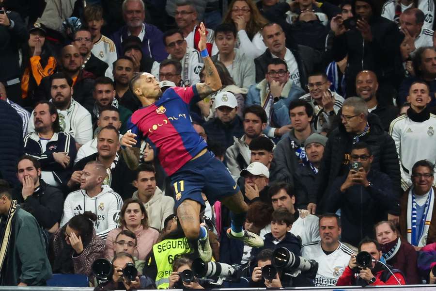 Raphinha festeja o seu golo no Santiago Bernabéu