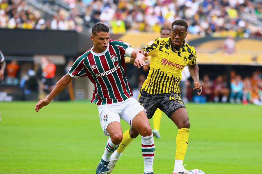 Gittens jugando uno de sus últimos partidos con el Dortmund