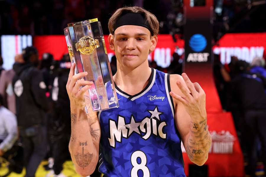 Mac McClung avec son trophée du vainqueur.