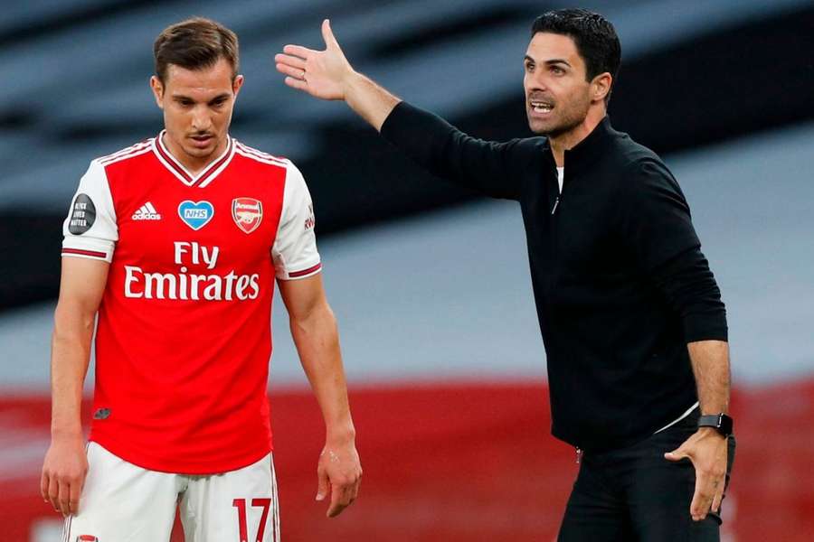 Cédric Soares com Mikel Arteta