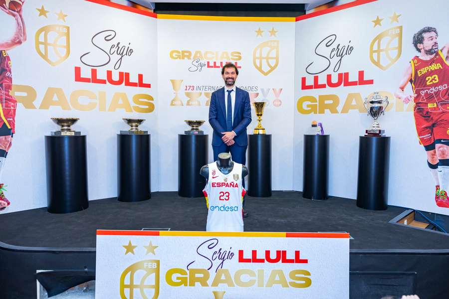 Llull, junto a todos sus trofeos con la selección española
