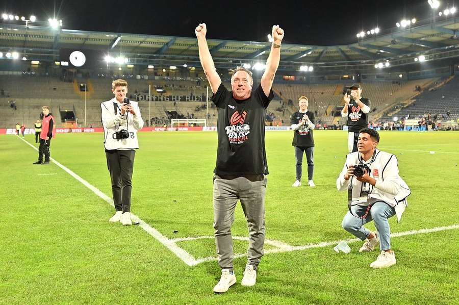 Markus Kauczinski jubler foran hjemmepublikummet efter sejren over Arminia Bielefeld.