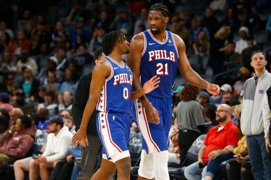 Joel Embiid con Tyrese Maxey 