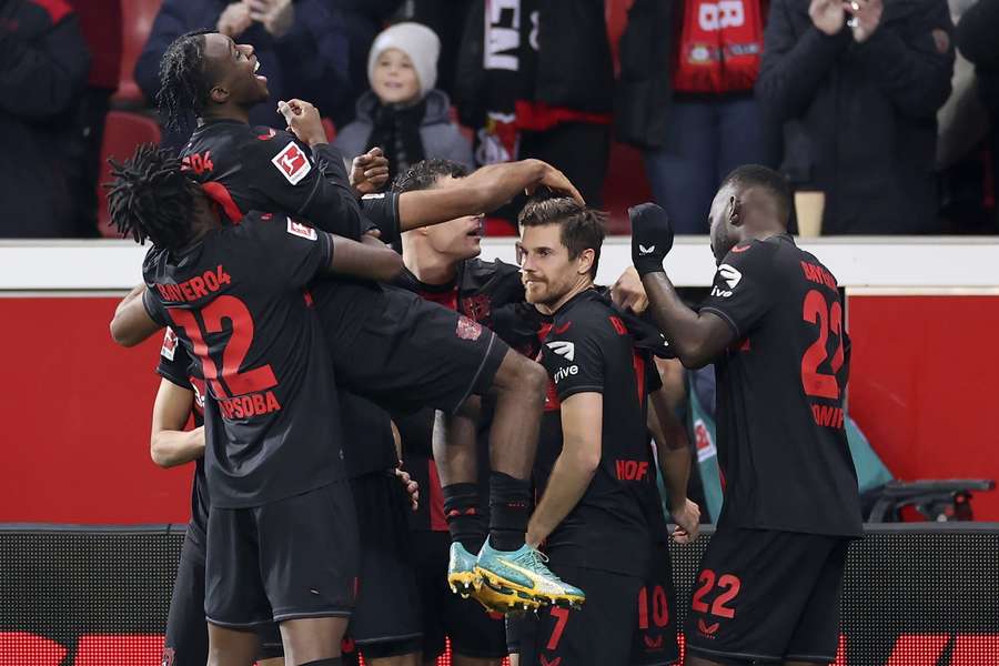 Leverkusen en Frimpong vieren de 2-0