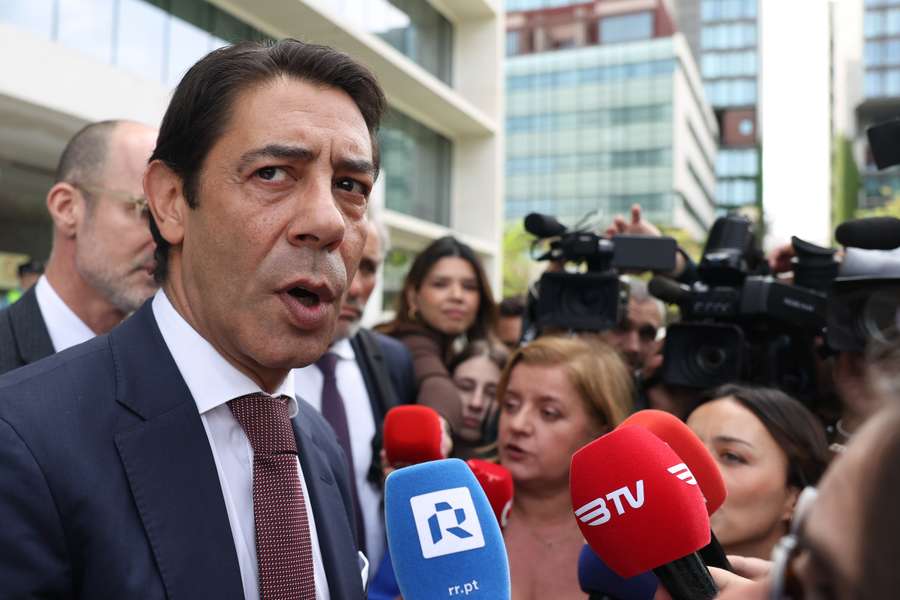 Rui Costa fala aos jornalistas