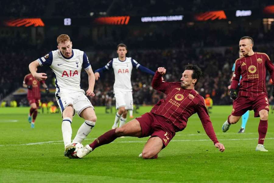Hummels intercepta un remate de Kulusevski
