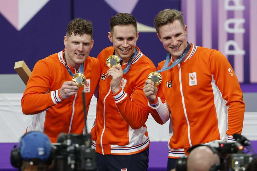 V.l.n.r.: Roy van den Berg, Harrie Lavreysen en Jerffrey Hoogland met hun gouden medailles