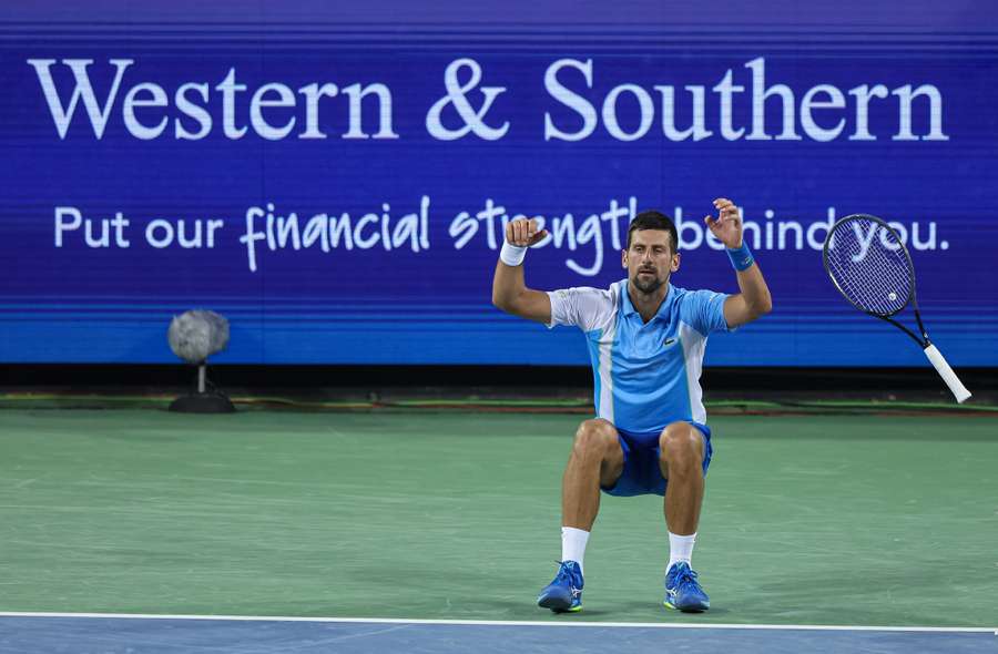 Djokovic foi ao chão após o ponto decisivo