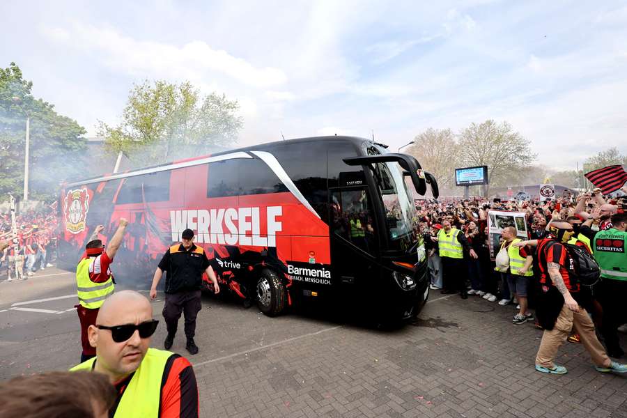 Der Mannschaftsbus von Bayer Leverkusen wurde lautstark in Empfang genommen.