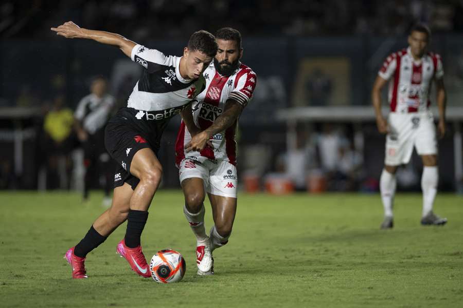 Vasco e Bangu não saíram do 0 a 0 em São Januário