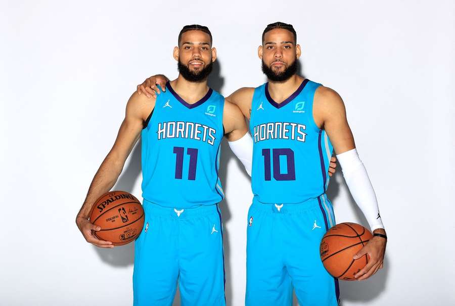 Kaum zu unterscheiden: Cody (l.) und Caleb Martin im Trikot der Charlotte Hornets