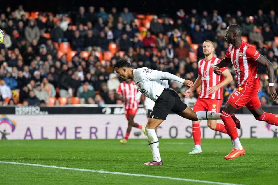 Kluivert remata el que sería el primer gol del Valencia ante el Almería