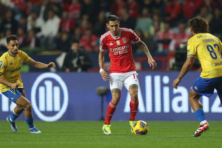 Benfica-Estoril joga-se a 10 de março, às 20:30