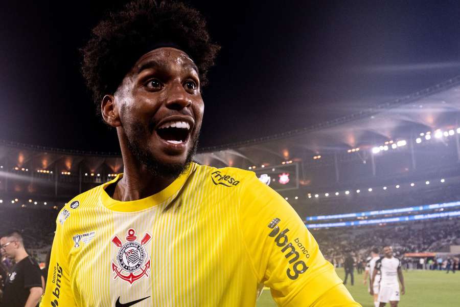 Hugo Souza tem contrato com o Corinthians até o fim de 2028
