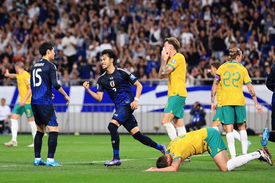 Mitoma (midden) viert feest na het eigen doelpunt van Australië