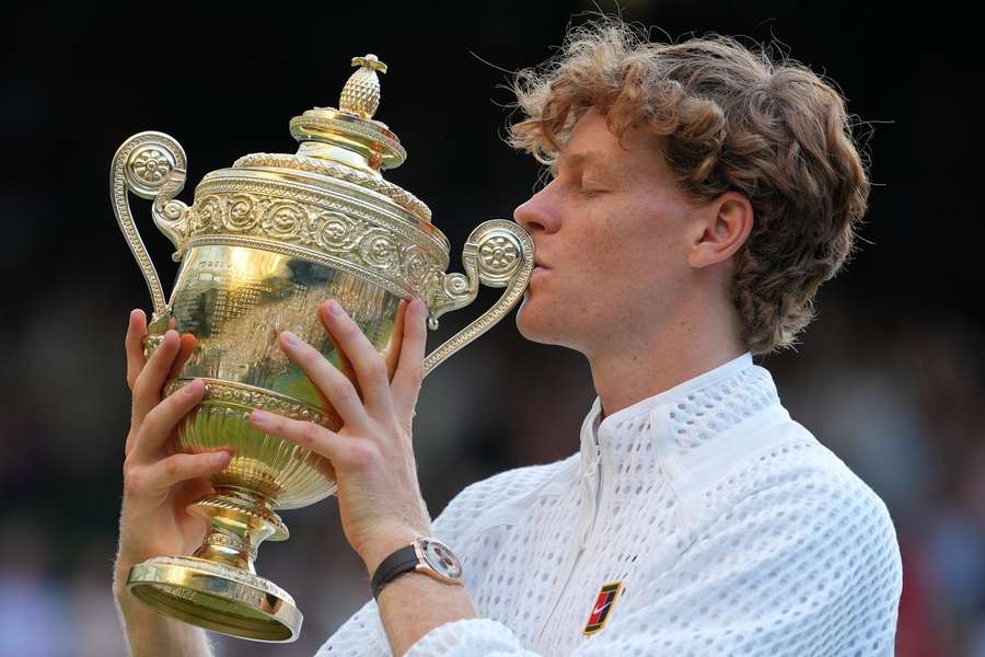 Jannik Sinnner s wimbledonskou trofejí.