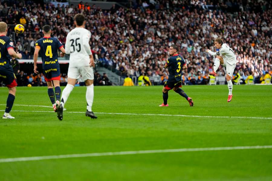 Luka Modric oddający strzał, który dał pięknego gola na Bernabeu