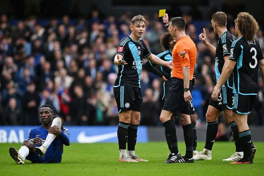 Leicester står med håret i postkassen.